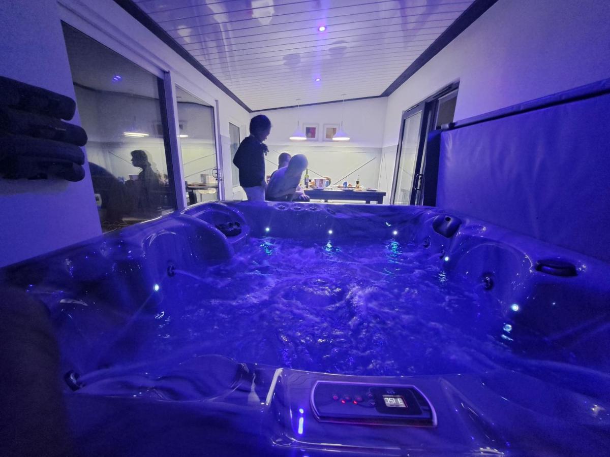 Family With Hot Tub , Family Groups Only Casa vacanze *